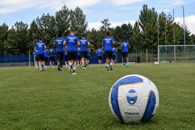 Allenamento al campo di calcio