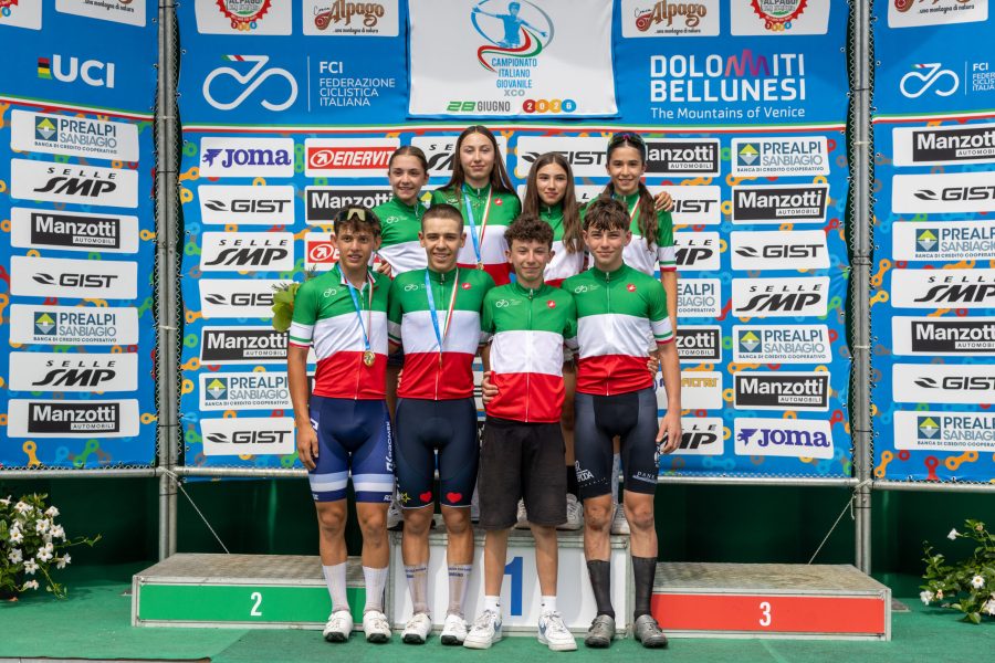Gli otto campioni italiani giovanili di cross country premiati a Lamosano