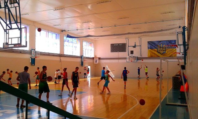 Campo da basket durante una partita
