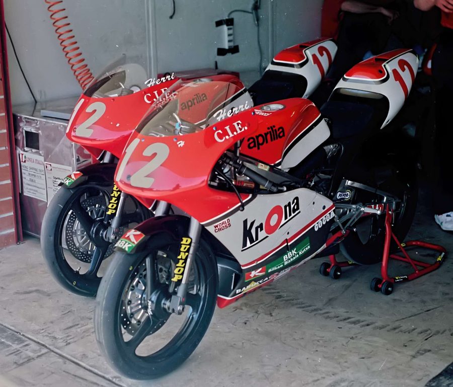 Moto da competizione in pista