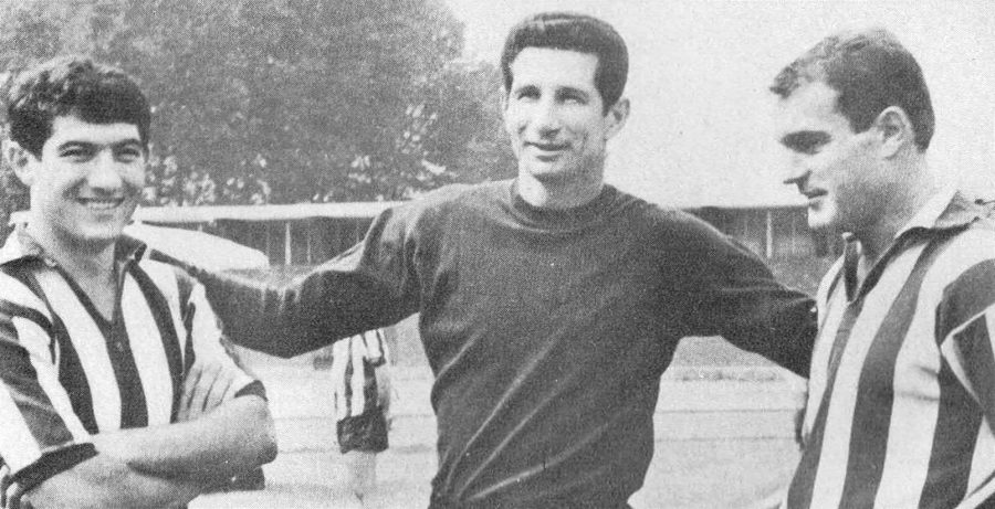 Allenatore e calciatori durante una seduta