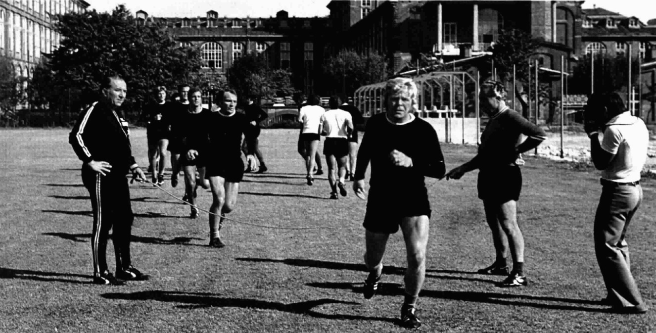 Allenatore e calciatori durante una seduta