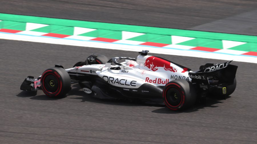 Max Verstappen in pista con la Red Bull durante prove libere