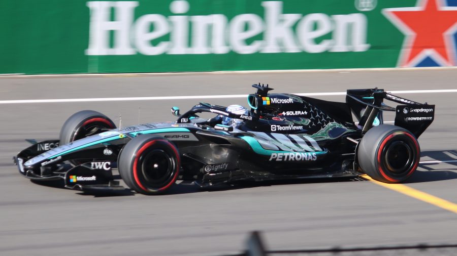 George Russell al volante della Mercedes durante le qualifiche del GP di Cina 2026