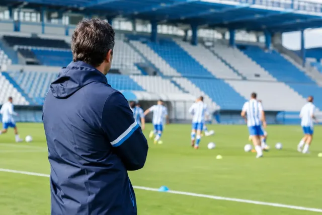 Allenatore al campo di allenamento