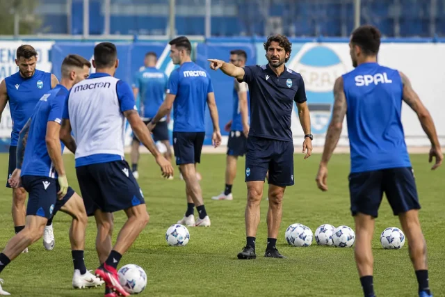 Allenatore in campo per una seduta di calcio