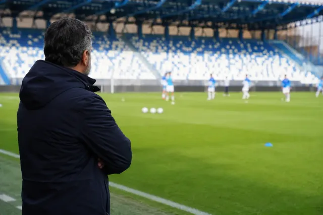 Allenatore osserva l allenamento sul campo