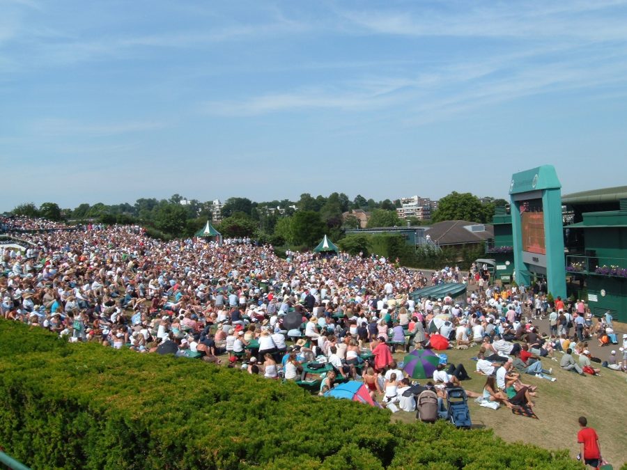 Aorangi Terrace a Wimbledon con il grande schermo e i tifosi sul prato