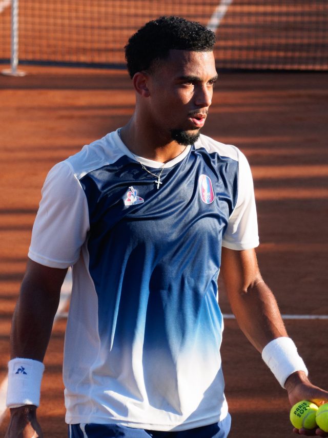 Arthur Fils in campo durante una partita di tennis