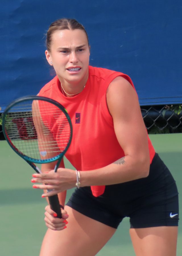 Aryna Sabalenka durante un allenamento di tennis