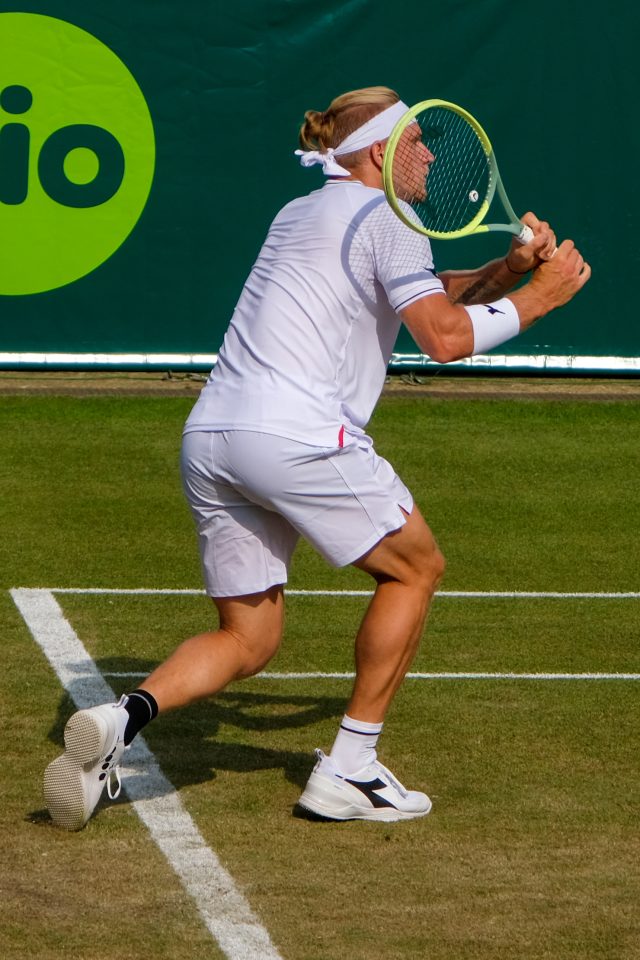 Alejandro Davidovich Fokina in campo durante un match su erba