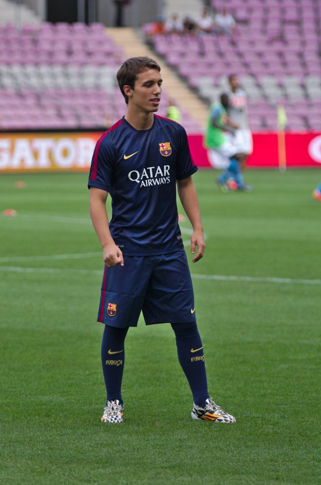 Alejandro Grimaldo in campo durante un’amichevole tra Barcellona e Napoli