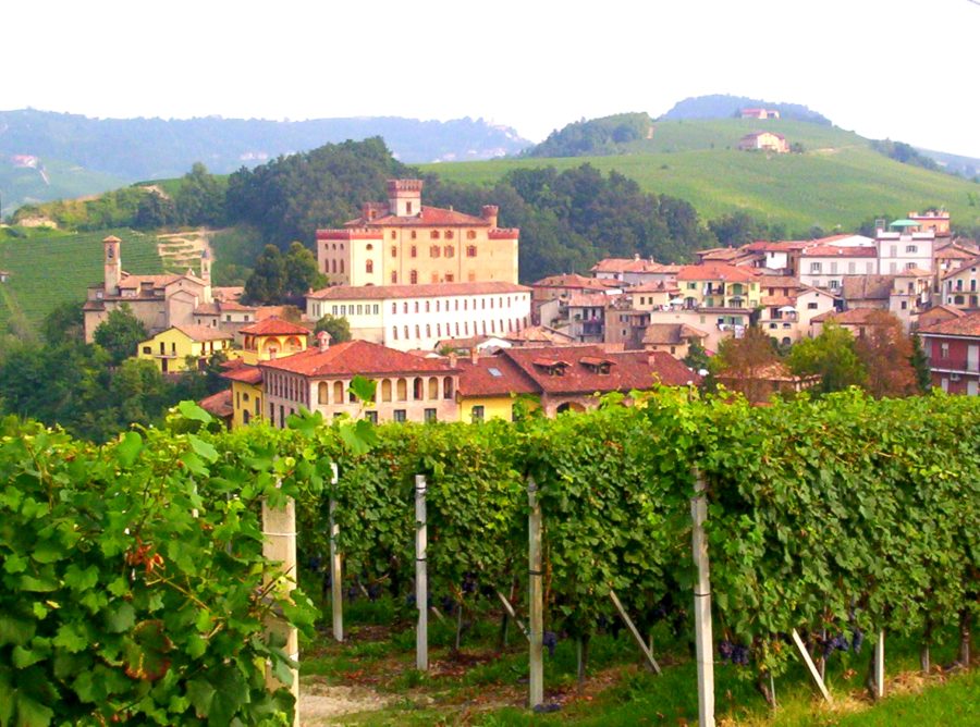 Veduta di Barolo, sede di arrivo della cronometro tricolore