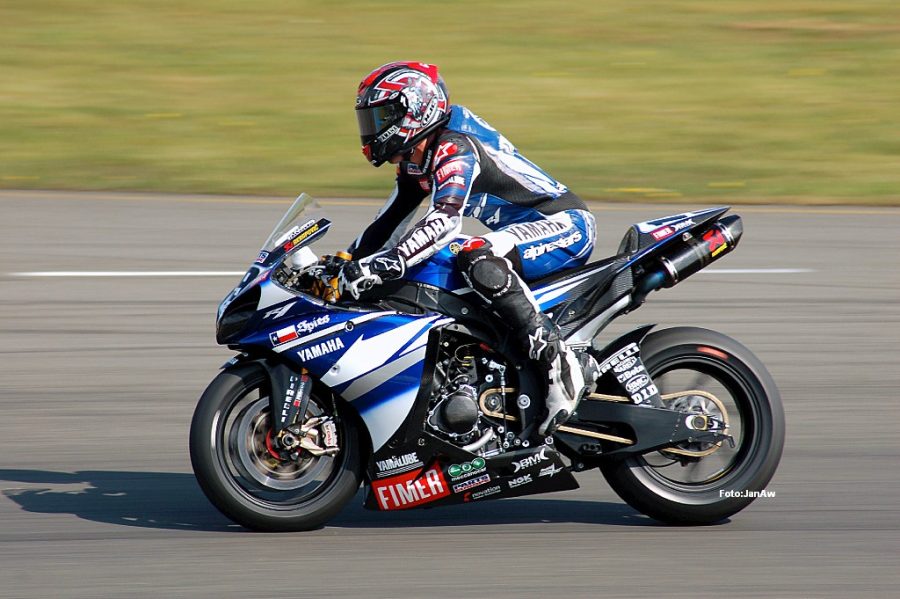 Moto da corsa in pista