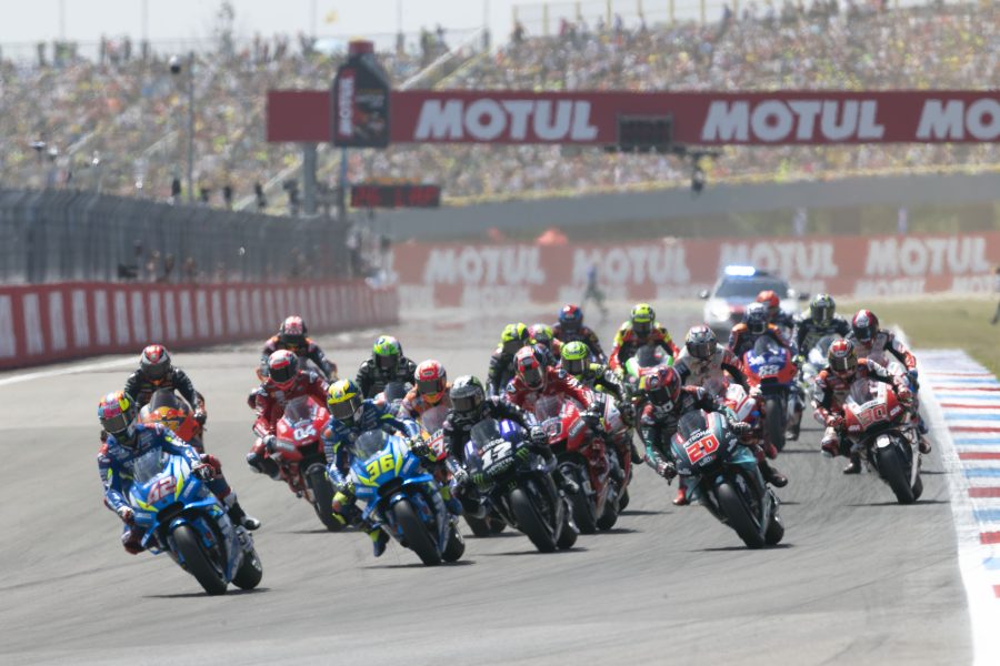 Alex Rins guida il gruppo nel Gran Premio MotoGP di Assen 2019