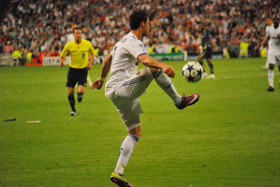 Cristiano Ronaldo controlla il pallone con la nazionale portoghese
