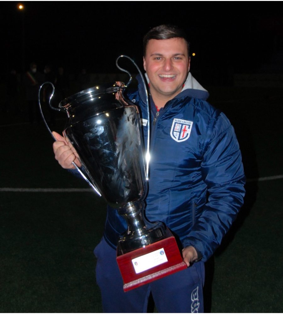 Trofeo della Coppa Italia su un campo da calcio
