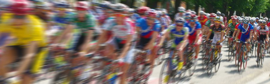 Gruppo di ciclisti durante una gara su strada
