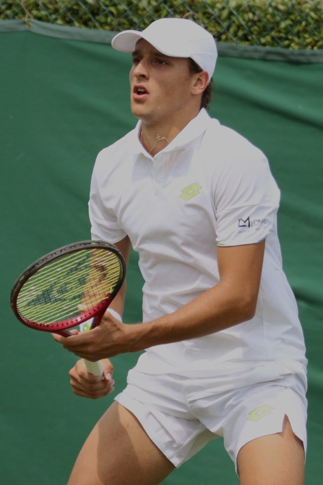 Luciano Darderi in campo durante le qualificazioni di Wimbledon