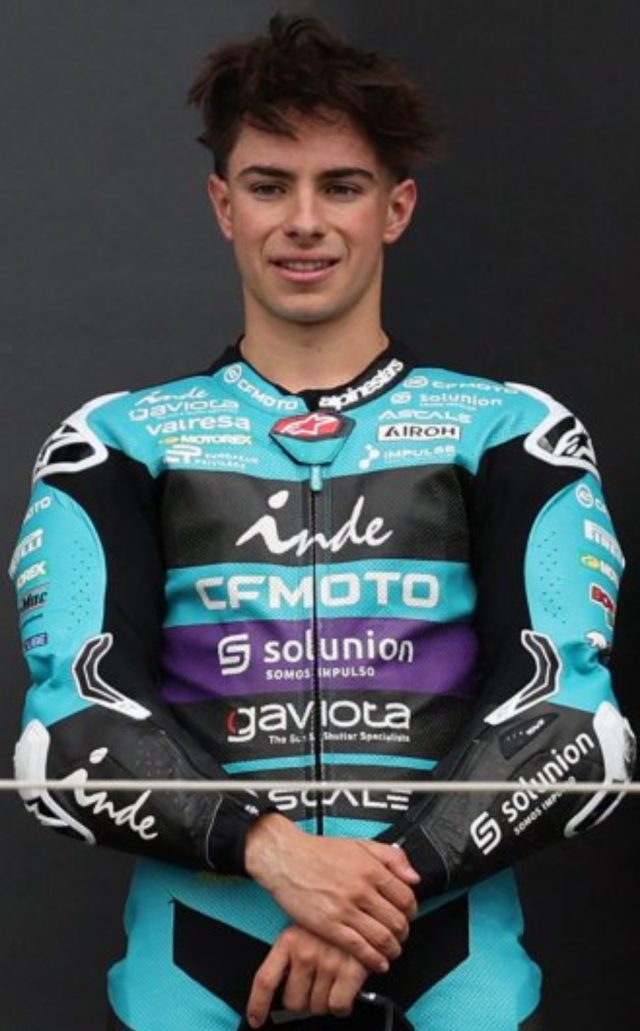 David Alonso in tuta da gara nel paddock Moto2