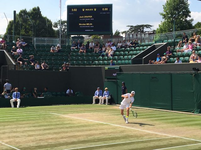 Jack Draper colpisce un dritto sull'erba di Wimbledon