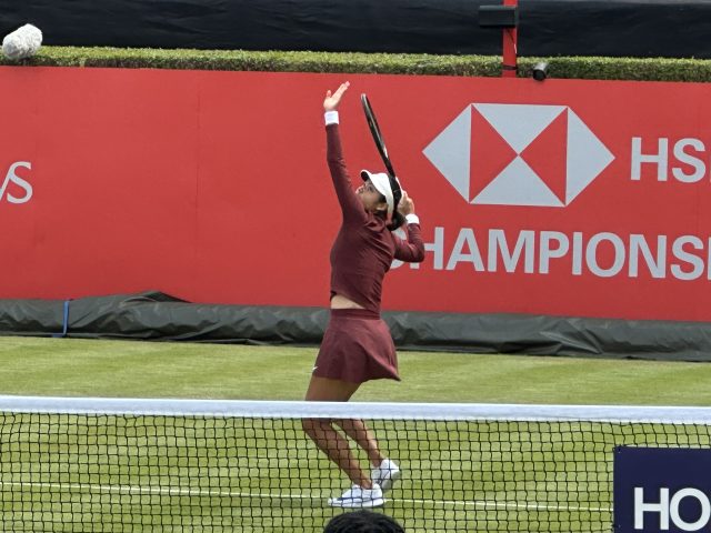 Emma Raducanu in campo sull erba al Queen's Club