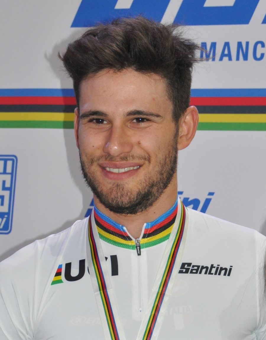 Filippo Ganna in gara con la maglia della nazionale italiana