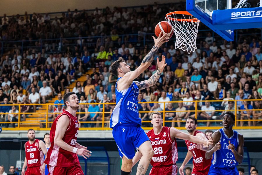 Azione dell Italia basket nell amichevole contro la Croazia a Gorizia