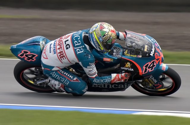 Moto da competizione in pista durante un evento motociclistico