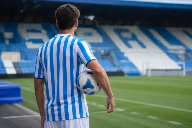 Giocatore di calcio con pallone, immagine d archivio per una partita internazionale