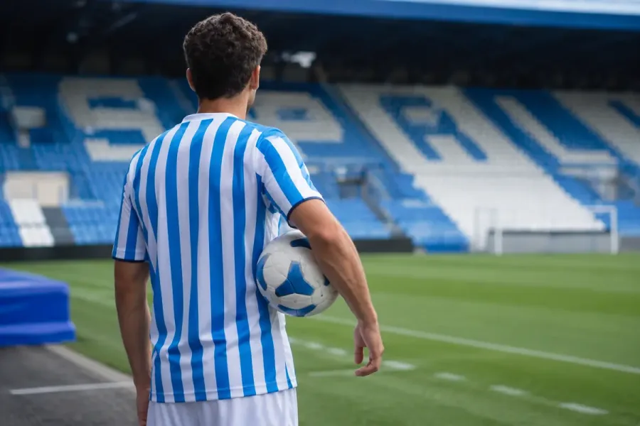 Giocatore di calcio con pallone, immagine d archivio per una partita internazionale