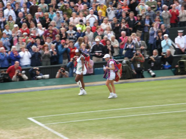 Tennista durante una partita su erba