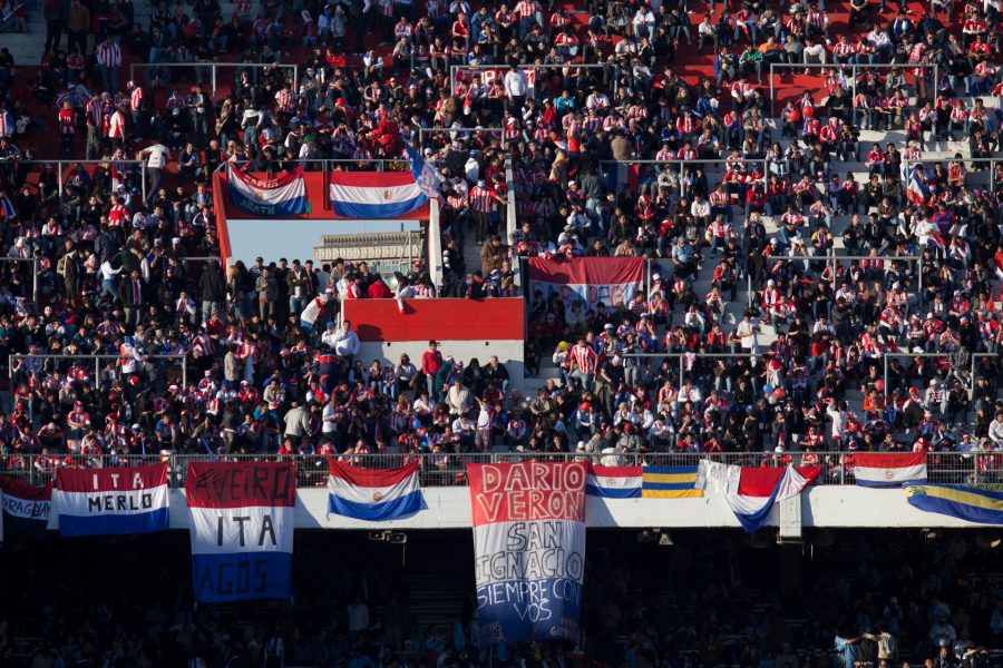 Tifosi del Paraguay con bandiere e maglie biancorosse sugli spalti