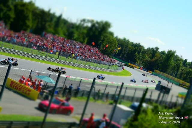Monoposto di Formula 1 in pista a Monza durante il Gran Premio d Italia