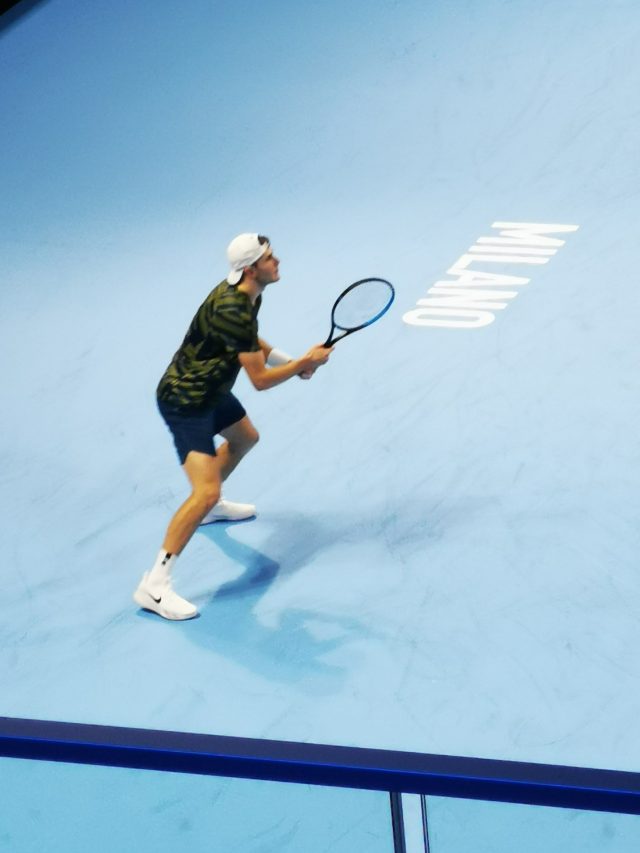 Jack Draper colpisce un diritto durante un match indoor