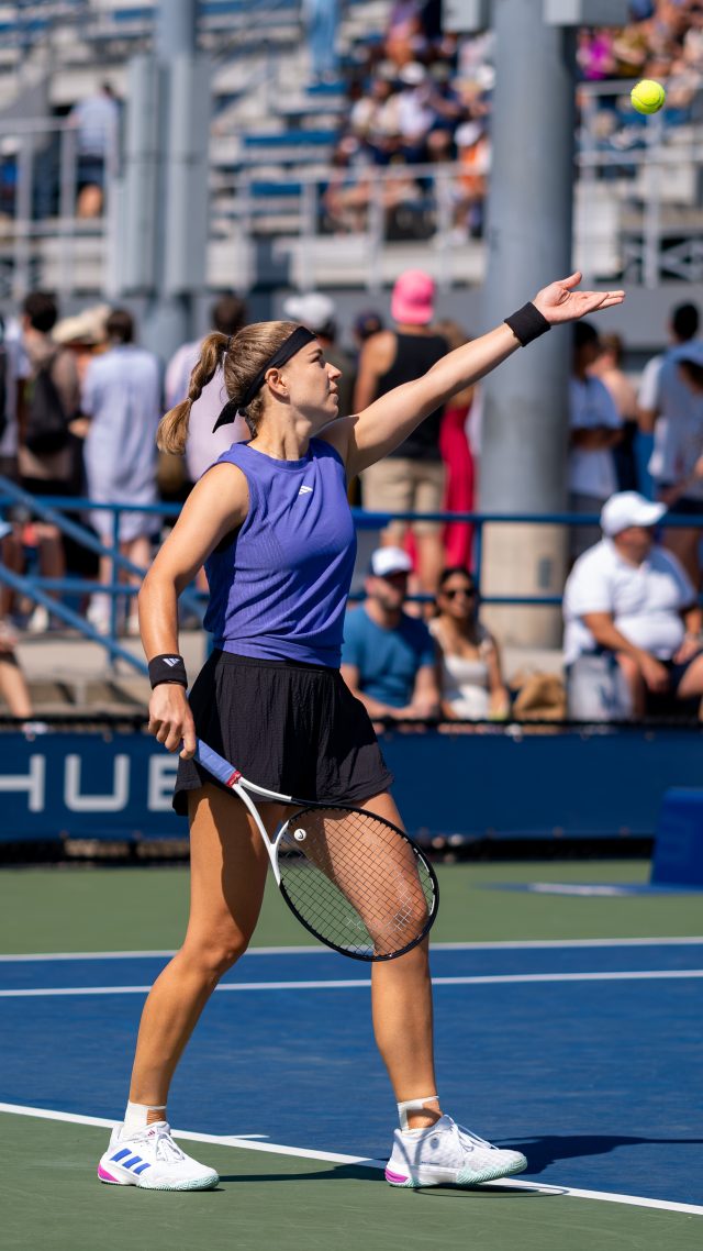 Karolina Muchova al servizio durante una partita di tennis