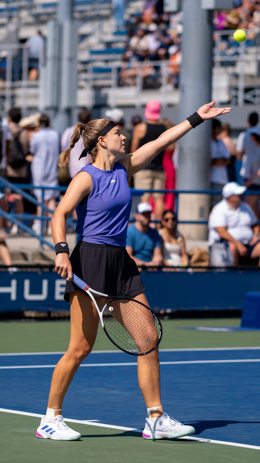 Karolina Muchova al servizio durante una partita di tennis