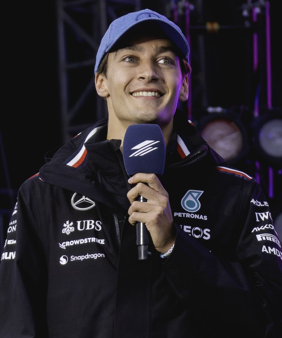 George Russell, pilota Mercedes, nel paddock di Silverstone