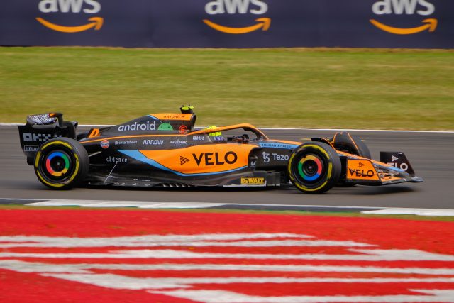 Lando Norris guida una McLaren di Formula 1 a Silverstone