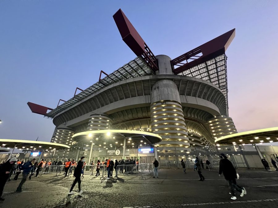 Lo stadio San Siro di Milano durante una serata di calcio