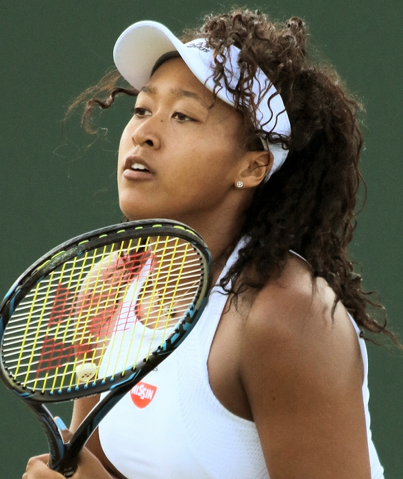 Naomi Osaka durante un match su erba a Wimbledon