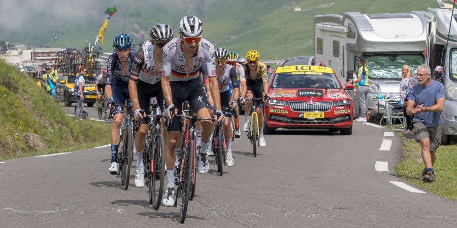 Gruppo del Tour de France in salita sul Col du Tourmalet