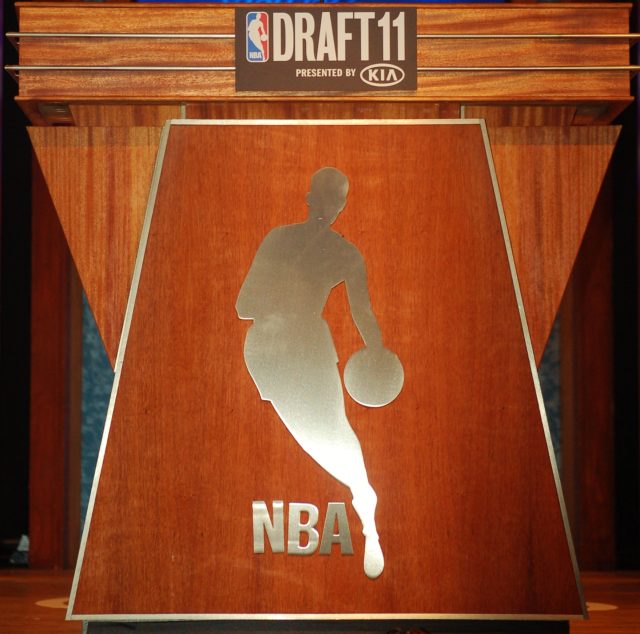 Il podio del Draft NBA su un palco con il logo della lega