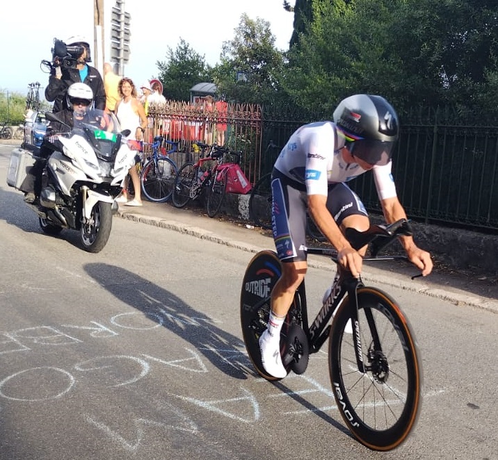 Remco Evenepoel in azione nella cronometro del Tour de France