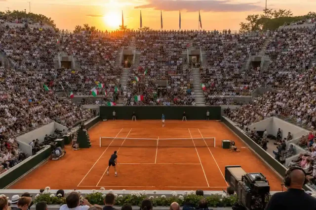 Campo da tennis con pubblico durante una partita serale