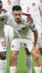 Stephen Eustaquio con la maglia della nazionale canadese