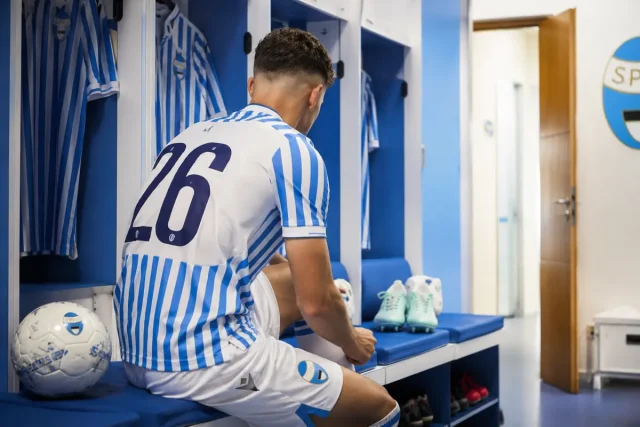 Spogliatoio di calcio prima della partita