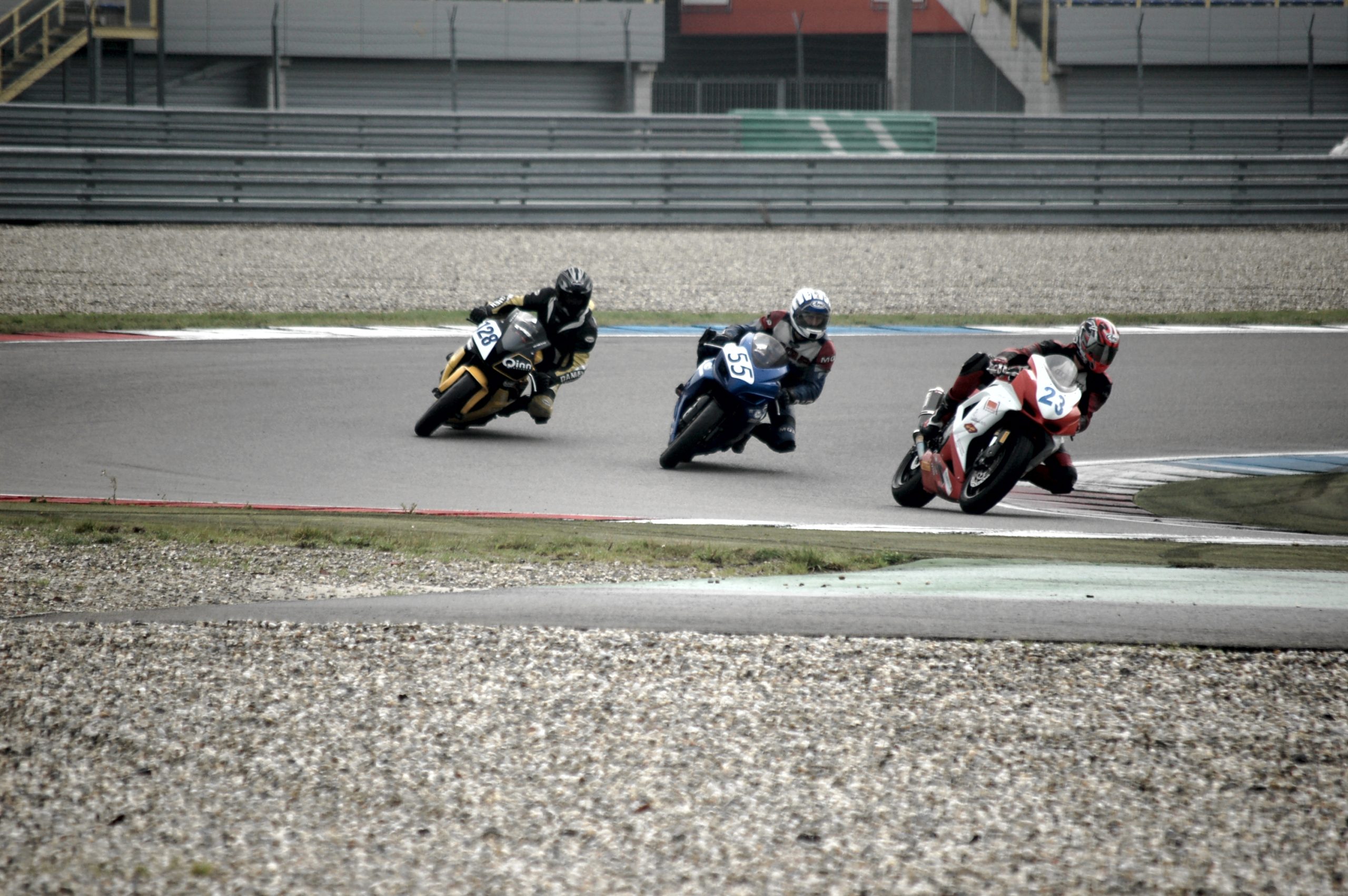 Una moto in pista al TT Circuit Assen