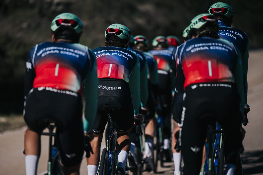 Corridori Decathlon CMA CGM in allenamento prima del Tour de France 2026