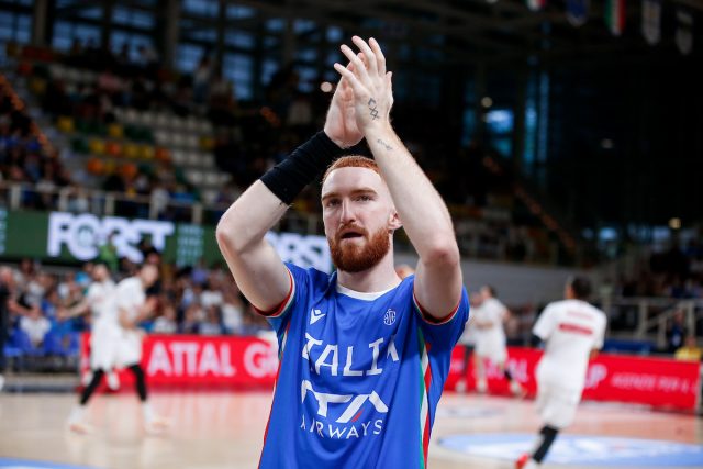 Giocatore dell Italbasket saluta il pubblico prima del test con la Slovenia